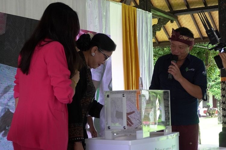 Ketua Tim Penggerak (TP) PKK Provinsi Bali Putri Koster bersama dengan Jessica Iskandar melakukan uji coba kehebatan dari produk lotion Soffel. 
