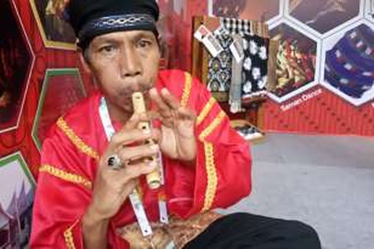 Djafri Yunerdi sedang mainkan alat musik tiup di acara World Culture Festival (WCF), di Nusa Dua, Bali, Kamis (13/10/2016).