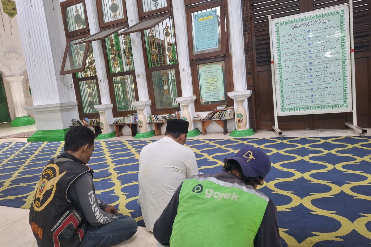 Para peziarah membaca Yasin dan Tahlil di depan Makam Mbah Priok. Minggu (17/3/2024).