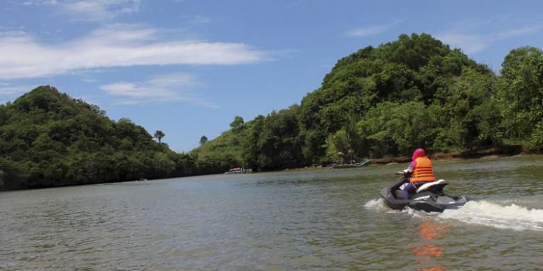 Bukit-bukit kecil menghiasi muara Sungai Sitiharjo yang menyatu dengan Pantai Ungapan di Desa Gajahrejo, Kecamatan Gedangan, Kabupaten Malang, Jawa Timur, Minggu (8/1/2017). Dengan garis pantai sepanjang 105 kilometer, Malang memiliki 20 obyek wisata pantai menarik. Pemerintah Kabupaten Malang berusaha memperkenalkan wisata pantai yang menarik tersebut untuk bermain jet ski kepada khalayak luas, termasuk Pantai Ungapan.