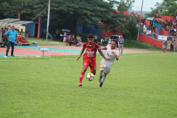 Pemain Aceh United berebut bola dengan pemain Semen Padang