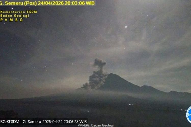 Gunung Semeru Luncurkan Awan Panas Sejauh 4,5 Kilometer