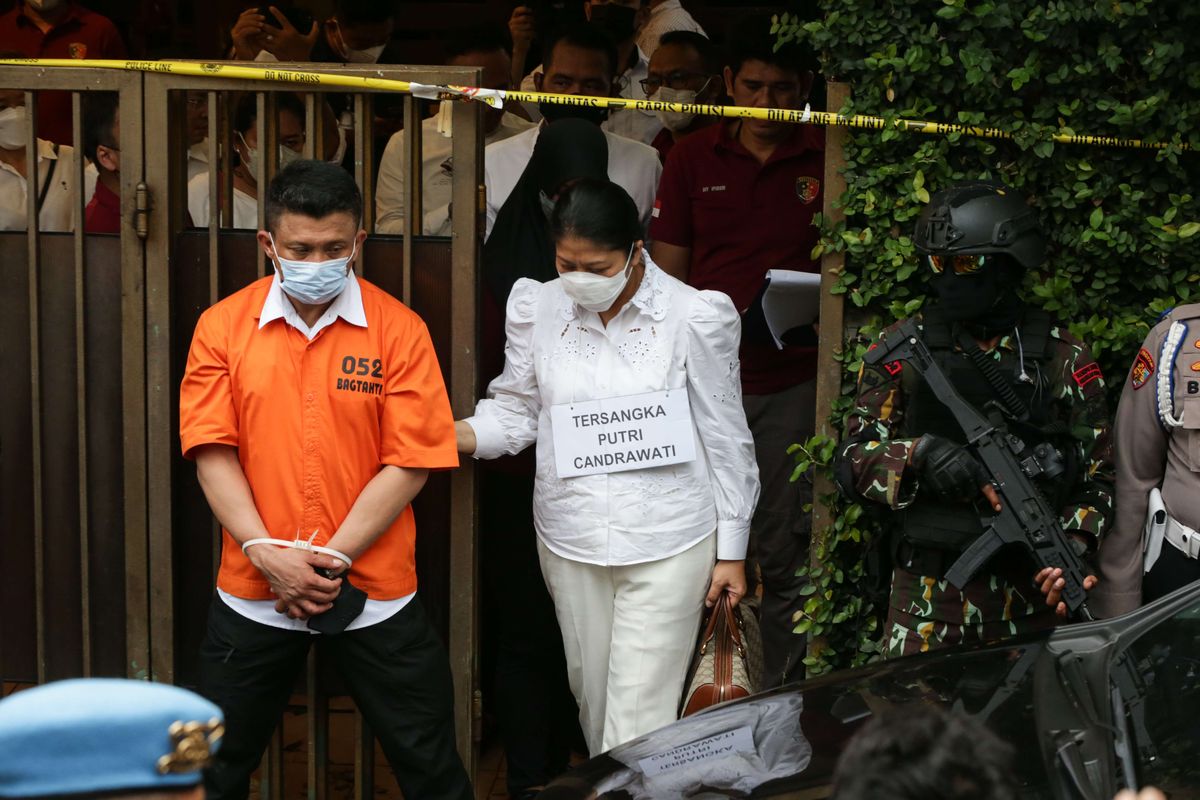 Tersangka Ferdy Sambo dan Putri Candrawathi  saat menjalani rekonstruksi kasus pembunuhan Brigadir J di rumah dinas Ferdy Sambo, Duren Tiga, Jakarta Selatan, Selasa (30/8/2022). Tim Khusus (Timsus) Polri menggelar rekonstruksi kasus pembunuhan berencana Brigadir J atau Nofriansyah Yosua Hutabarat.
