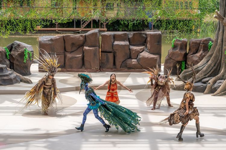 Pertunjukan teater musikal Lila Show bertema konservasi dengan tokoh utama bernama Lila di Enchanting Valley by Taman Safari, Puncak Bogor, Jawa Barat.