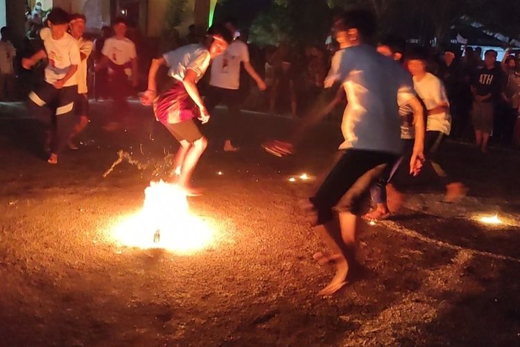 Sejumlah warga dari kalangan anak-anak, remaja, pemuda dan dewasa ikut meramaikan lomba sepak bola api di Tukmudal Kecamatan Sumber Kabupaten Cirebon Jawa Barat, Sabtu malam (13/8/2022).
