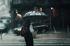 Ironi Jelang Malam Tahun Baru, Penjual Kembang Api di Surabaya Keluhkan Omzet Turun 50 Persen