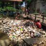 Tumpukan Sampah Tersangkut di Jembatan, Warga Cipayung Jaya Depok Khawatir Banjir
