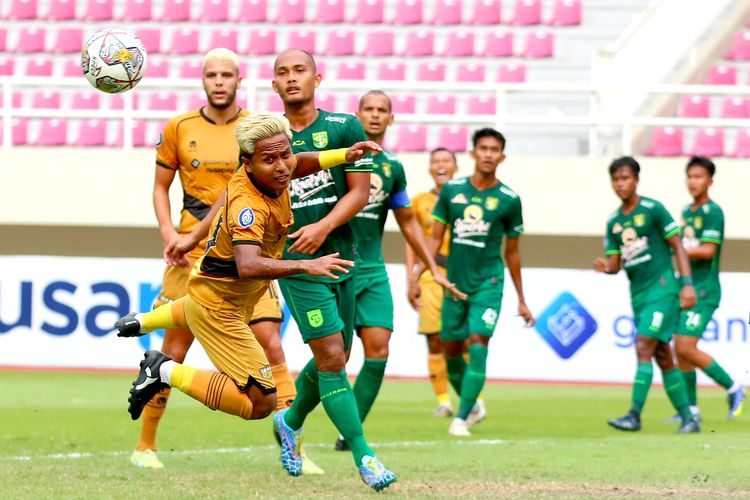 Pemain Dewa United FC Moch Fahmi Al Ayybbi membuang bola tendangan dari pemain Persebaya saat pertandingan pada pekan ke-17 Liga 1 2022-2023 yang berakhir dengan skor 1-2 di Stadion Manahan Solo, Sabtu (24/12/2022) sore.
