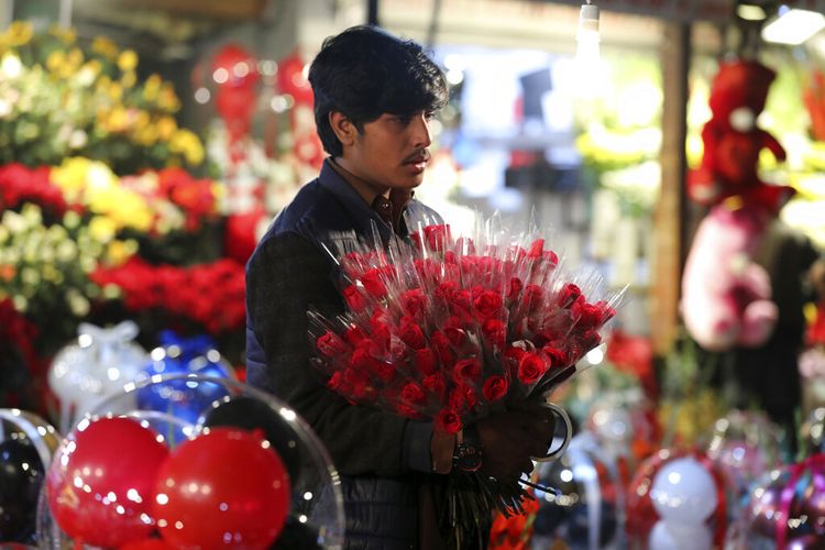 Penjual bunga Pakistan memajang bunga mawar segar jelang Hari Valentine, di Islamabad, Pakistan, Minggu, 13 Februari 2022. 
