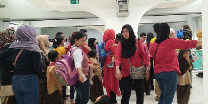 Para penumpang LRT di stasiun Bumi Sriwijaya menunggu kedatangan kereta, lantaran jadwal keberangkatan ditunda akibat LRT mogok akibat gangguan sinyal, Jumat (10/8/2018)