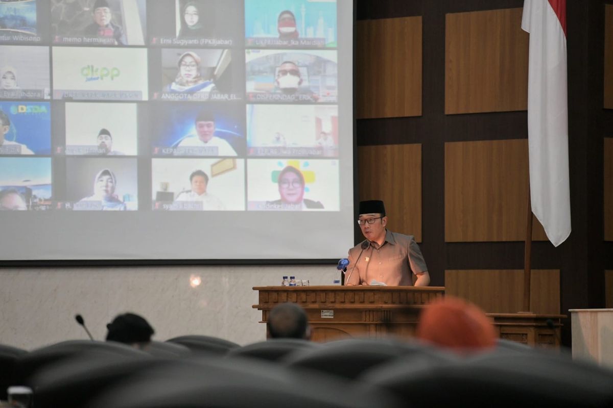 Gubernur Jawa Barat (Jabar) Ridwan Kamil dalam sidang paripurna Dewan Perwakilan Rakyat Daerah (DPRD) Jabar dengan agenda ?Jawaban Gubernur atas Pandangan Fraksi-fraksi terkait RAPBD 2022? di Gedung DPRD Jabar, Kota Bandung, Senin (22/11/2021).
