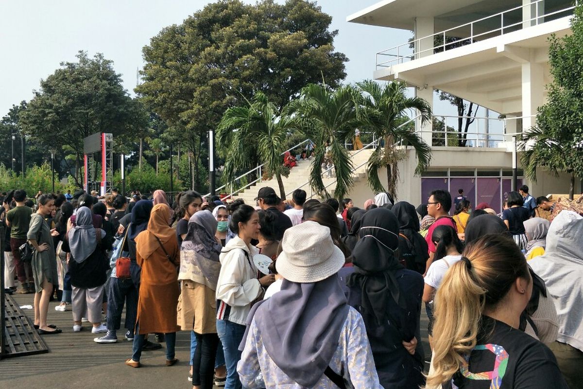 Para calon penonton konser LANY antre di Tennis Indoor, Senayan, Jakarta Pusat, Rabu (14/8/2019).