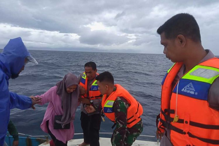 Aparat TNI Polri berhasil mengevakuasi puluhan penumpang speedboat yang mengalami mati mesin dan nyaris tenggelam setelah dihantam gelombang tinggi di peraiaran laut Seram, Maluku, Selasa (28/12/2021)