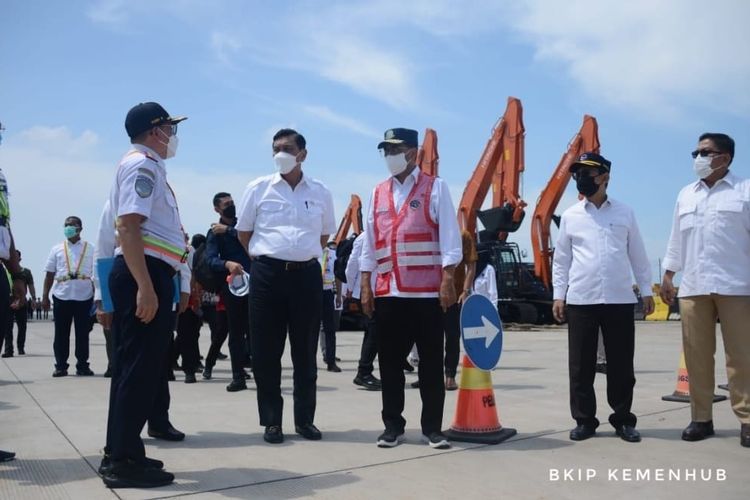 Menteri Perhubungan (Menhub) Budi Karya Sumadi mendampingi Menteri Koordinator Maritim dan Investasi Luhut Binsar Pandjaitan meninjau Pelabuhan Patimban, Kabupaten Subang, Jawa Barat pada Kamis (18/11/2021).