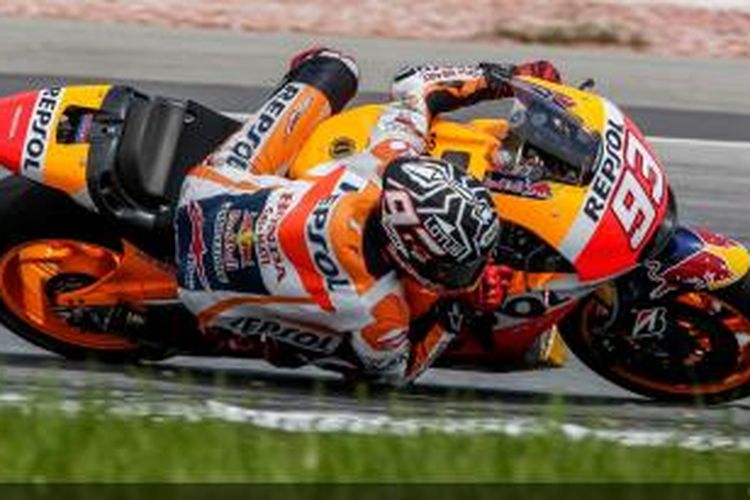 Pebalap Repsol Honda, Marc Marquez, memacu motornya pada hari kedua sesi uji coba di Sirkuit Sepang, Malaysia, Selasa (24/2/2015).