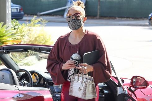 Aksi J.Lo, Pergi ke Gym Pakai Tas Seharga Rp 1,4 Miliar 