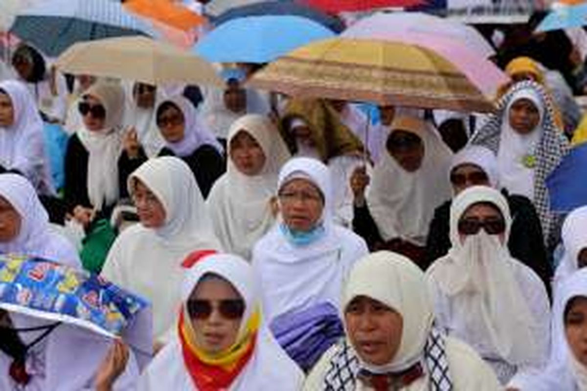 Elemen masyarakat dari berbagai kalangan bersiap untuk melaksanakan shalat Jumat di kawasan silang Monas, Jakarta Pusat, Jumat (2/12/2016). Masyarakat menggelar doa bersama serta mendoakan kesatuan Indonesia dan massa juga mendesak pihak terkait agar segera menuntaskan kasus dugaan penistaan agama.