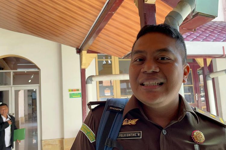 Jaksa Pentut Umum, Felix Ginting saat menjawab pertanyaan wartawan usai sidang tuntutan bos judi online Apin BK ditunda di Pengadilan Negeri Medan, Senin (12/6/2023)