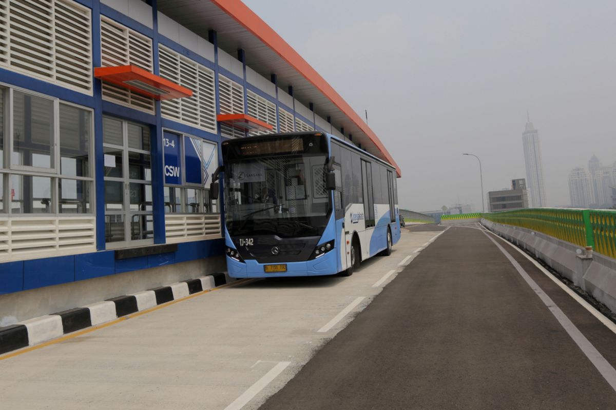 Bus transjakarta melintas di koridor 13 Cileduk - Tendean, Jakarta Selatan, Senin (14/8/2017). Layanan transjakarta koridor 13 mulai beroperasi hari ini, meskipun beberapa halte di koridor tersebut masih belum bisa difungsikan. KOMPAS IMAGES/KRISTIANTO PURNOMO