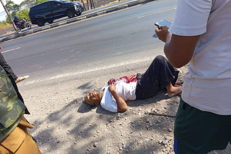 Seorang supir di Pasuruan menjadi korban pembacokan saat hendak Kencing di jalan raya Bendungan Kraton Kabupaten Pasuruan, Senin (30/9/2024) 