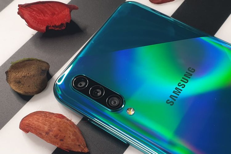 Tiga kamera belakang Galaxy A50s yang terdiri dari kamera utama 48 megapiksel (f/2.0), kamera ultra wide 8 megapiksel (f/2.2), dan depth sensor 5 megapiksel (f/2.2).