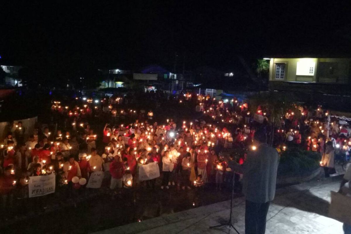 Aksi Seribu Lilin untuk Ahok dari masyarakat di Kaimana, Papua Barat. 