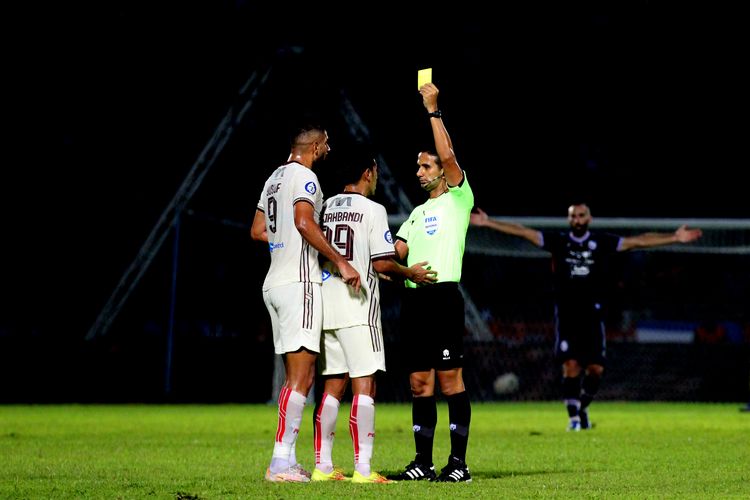 Wasit Thoriq Alkatiri memberi kartu kuning kepada pemain Persija Jakarta saat pertandingan pekan ke-7 Liga 1 2022-2023 melawan Arema FC yang berakhir dengan skor 0-1 di Stadion Kanjuruhan Kepanjen Kabupaten Malang, Minggu (28/8/2022) malam. Artikel ini berisi informasi klasemen Liga 1 usai Persija kalah 1-3 dari Borneo FC pada pekan ke-29 Liga 1.