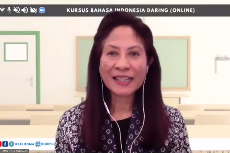 Dubes RI di Roma, Esti Andayani, saat membuka kursus bahasa Indonesia virtual pada Jumat (26/2/2021).