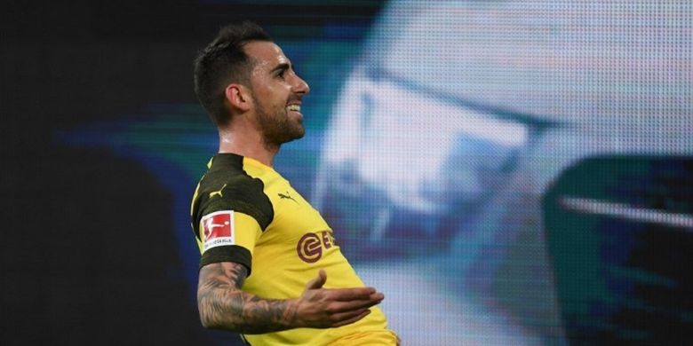 Paco Alcacer merayakan golnya di hadapan publik Stadion Signal Iduna Park pada laga Borussia Dortmund vs Bayern Muenchen dalam lanjutan Liga Jerman, 10 November 2018. 