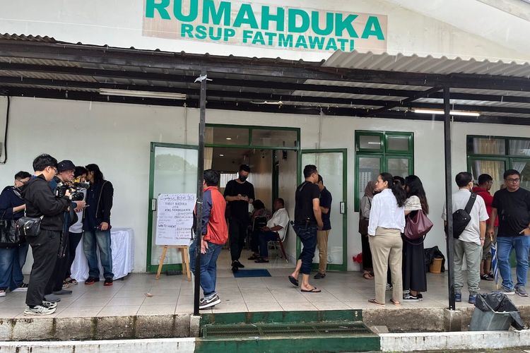 Suasana Rumah Duka Donny Fattah Bassis God Bless