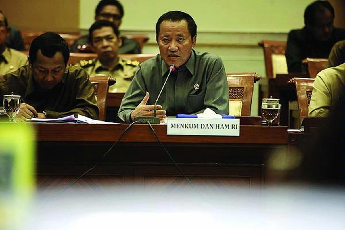 Menteri Hukum dan Hak Asasi Manusia  Amir Syamsuddin dalam rapat kerja soal kebijakan moratorium remisi koruptor dengan Komisi III DPR di Gedung DPR, Jakarta, Rabu (14/12). Komisi III akan mengajukan  hak interpelasi terkait kebijakan pemerintah tersebut.