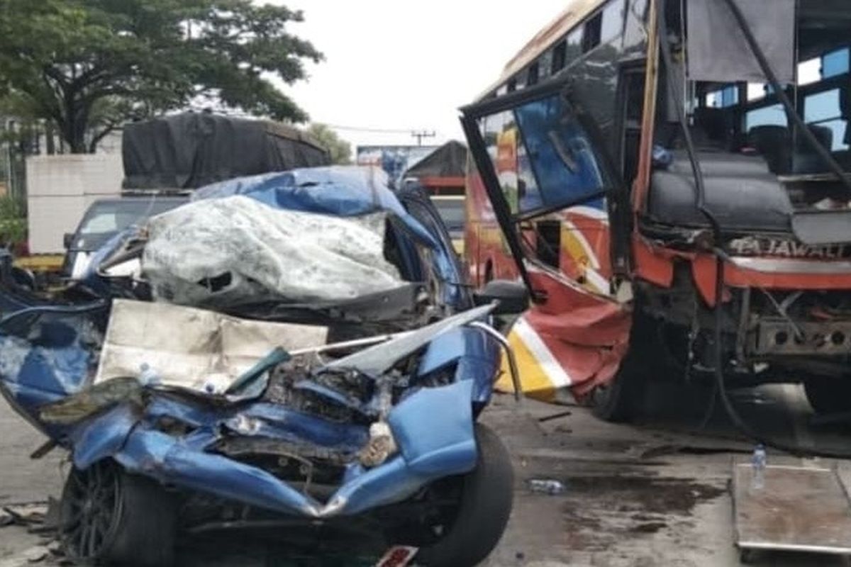 Kondisi mobil usai tabrakan dengan bus di Gresik, Kamis (10/4/2025).