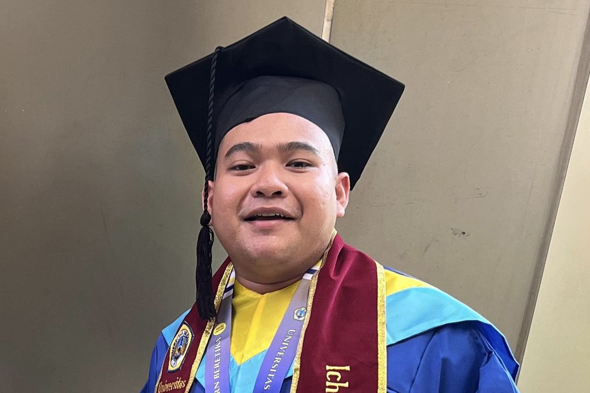 Pernah jadi tukang cuci piring, Ichbal lulus sebagai wisudawan terbaik dari Unitomo Surabaga, Sabtu (26/4/2025)