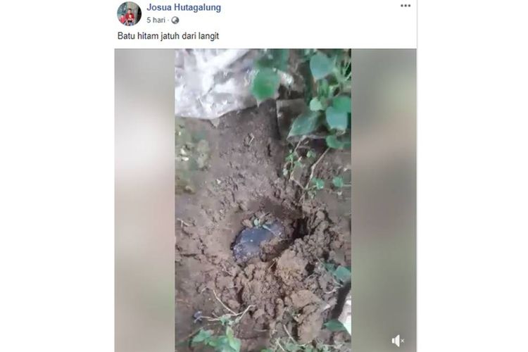 Sebuah video yang bernarasikan batu hitam disebut meteor jatuh dari langit dan menimpa seng salah satu rumah warga viral di media sosial.