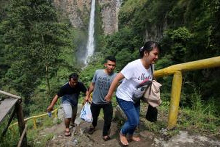 Wisatawan mengunjungi obyek wisata Air Terjun Sipiso-Piso di  Desa Tongging, Kecamatan Merek, Kabupaten Tanah Karo,  Sumatera Utara, Minggu (18/10/2015). Air Sipiso-Piso merupakan salah satu air terjun tertinggi di Indonesia, yakni sekitar 100 meter.