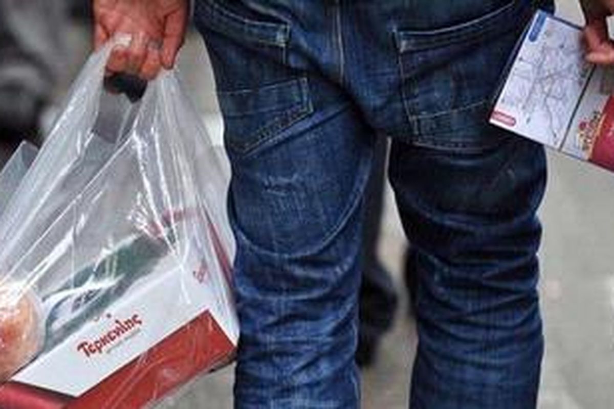 Seorang turis membawa belanjaan dengan kantung plastik di Roma, Italia, Jumat (31/12/2010). Italia memberlakukan pelarangan kantung plastik di toko dan supermarket mulai 1 Januari 2011.