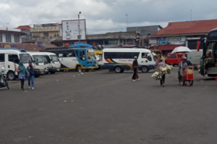 Kondisi di terminal bus Bukittinggi. Pendapatan bus sopir antar kota di Sumbar menurun sejak adanya virus corona