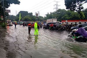 Terjebak Banjir di DI Panjaitan, Perjalanan Kerja Indra Tertahan Macet 3 Km