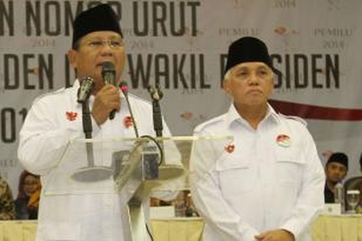 Pasangan capres dan cawapres, Prabowo Subianto-Hatta Rajasa saat acara pengundian dan penetapan nomor urut untuk pemilihan presiden Juli mendatang di kantor KPU, Jakarta Pusat, Minggu (1/6/2014). Pada pengundian ini, pasangan Prabowo-Hatta mendapatkan nomor urut satu sedangkan Jokowi-Jusuf Kalla nomor urut dua.