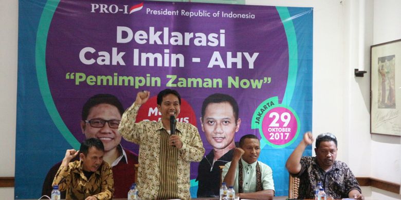 Ketua Nasional Pro-1, Baihaqi Maisin (berdiri) saat mendeklarasikan dukungan kelompoknya kepada Ketua Umum Partai Kebangkitan Bangsa (PKB) Muhaimin Iskandar dan Direktur Eksekutif Yudhoyono Institute, Agus Harimurti Yudhoyono maju Pemilihan Presiden (Pilpres) 2019, di Warung Daun, Jakarta Pusat, Minggu (29/10/2017). 