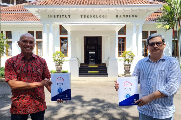 Iman Muhammad, Head of Applications, Oracle Indonesia  (kiri) dan Muhamad Abduh Wakil Rektor Institut Teknologi Bandung (ITB).
