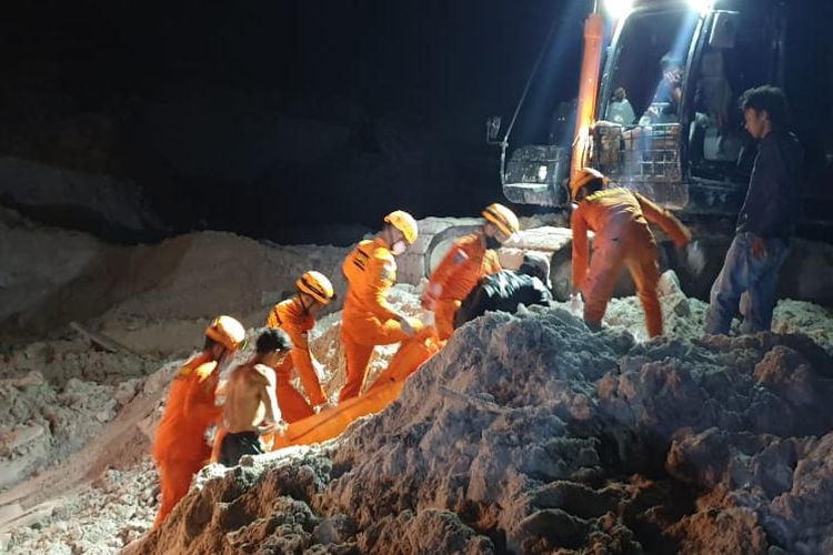 Search and rescue teams evacuate remains of 6 miners who were killed by a landslide that hit their mine on 29 August