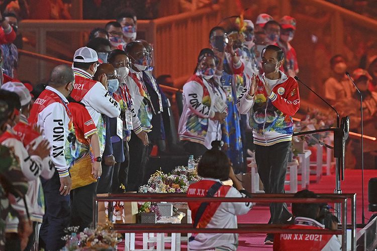 Presiden Joko Widodo (kanan) memberi salam saat tiba di lokasi Upacara Pembukaan PON Papua di Stadion Lukas Enembe, Kompleks Olahraga Kampung Harapan, Distrik Sentani Timur, Kabupaten Jayapura, Papua, Sabtu (2/10/2021). Resmi dibuka oleh Presiden Jokowi, PON XX Papua 2021 akan berlangsung pada 2-15 Oktober 2021.