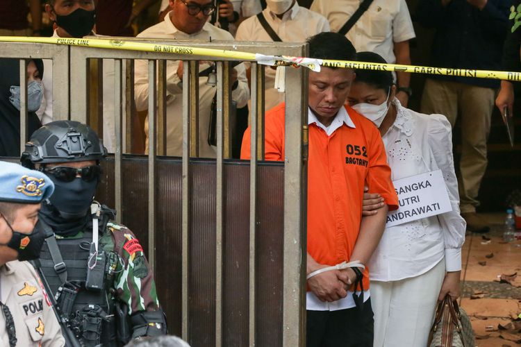 Tersangka Ferdy Sambo dan Putri Candrawathi  saat menjalani rekonstruksi kasus pembunuhan Brigadir J di rumah dinas Ferdy Sambo, Duren Tiga, Jakarta Selatan, Selasa (30/8/2022). Tim Khusus (Timsus) Polri menggelar rekonstruksi kasus pembunuhan berencana Brigadir J atau Nofriansyah Yosua Hutabarat.