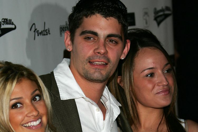 CORRECTION CREATION DATE
Jason Alexander, the first ex-husband of singer Britney Spears, poses with two models as he arrives for the launch of the public opening of the Beverly Hills Pimps and Hos designer clothing store, 08 December 2006 in Los Angeles, California.  Pimps and Hos designer Chaz Bautzer is using the occasion to raise funds for the Peace Over Violence Organization, with portion of sales for the first month going to benefit the charity. AFP PHOTO / Robyn Beck (Photo by ROBYN BECK / AFP)