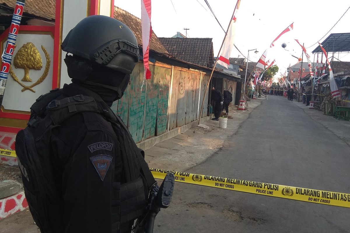 Brimob menggeledah kios di Jalan Diponegoro Desa Kincang Wetan, Magetan, Jawa Timur, Minggu (25/8/2019). Lokasi itu sehari hari digunakan Yunus, tersangka pelaku perampokan toko emas, untuk menjual plastik.