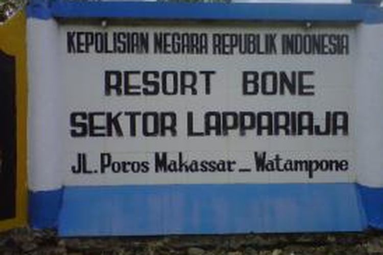 Oknum Kepala Kepolisian Sektor (Kapolsek) di kantor ini diduga telah melakukan pemerasan terhadap belasan warga di Kabupaten Bone, Sulawesi Selatan setelah diperiksa sebagai terduga teroris. Kamis, (26/12/2013).