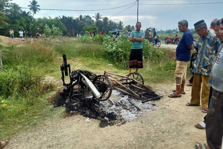 Warga Desa Ulee Blang, Kecamatan Nisam, Kabupaten Aceh Utara, Provinsi Aceh, membakar becak pelaku pencurian, Minggu (9/7/2023).