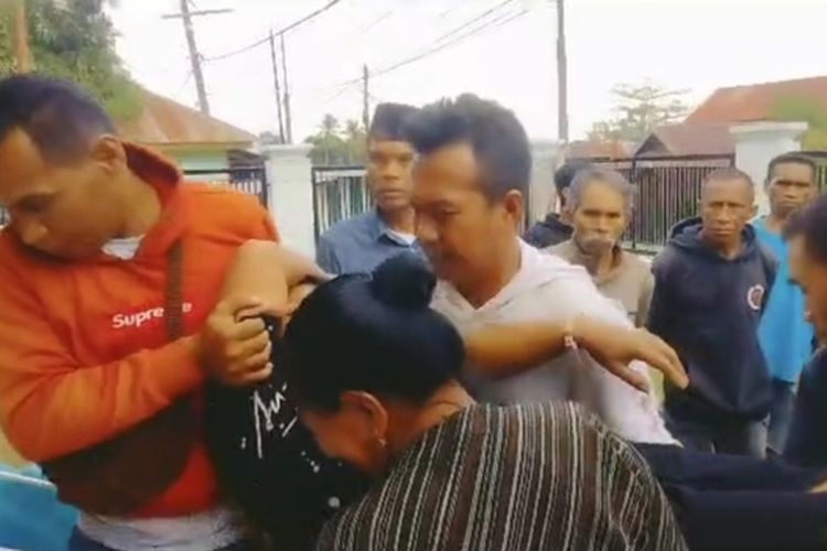MS (19) seorang ibu rumah tangga ditemukan tewas dalam kamar di rumahnya di Kelurahan Lipu, Kecamatan Betoambari, Kota Baubau, Sulawesi Tenggara, Kamis (7/12/2023). Ibu korban tak sadarkan diri dan diangkat bawa masuk dalam rumah.