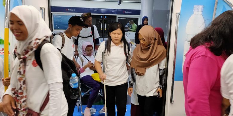 Penyandang disabilitas diajak berwisata keliling Jakarta di Hari Disabilitas Internasional.